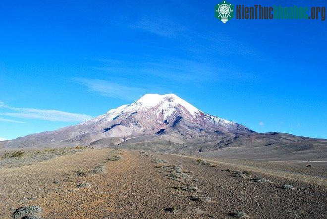 Đỉnh Chimborazo, trông hiền lành hơn Everest nhiều.