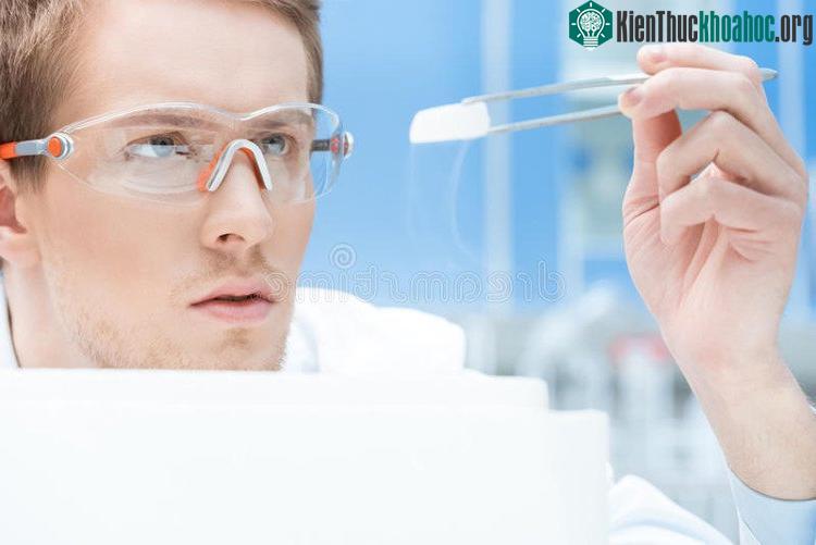 Nhà khoa học không có làm hành động này đâu.