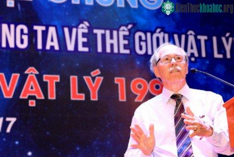 Giáo sư Gerard ‘t Hooft thuyết trình tại ĐH Quốc gia Hà Nội năm 2017. (Ảnh: VNU).