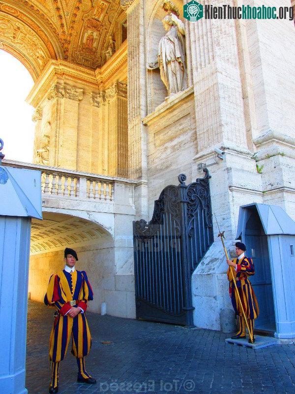 Vệ binh Thụy Sĩ canh giữ ở tòa thánh Vatican.