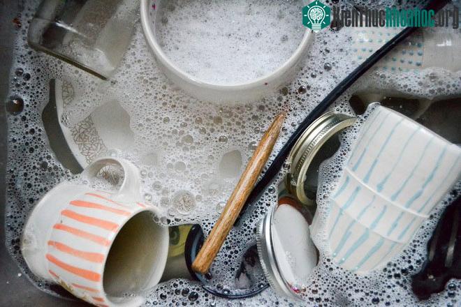 Thói quen rửa bát đũa sai lầm
