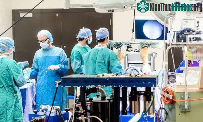 Xu hướng áo của bác sĩ phẫu thuật hiện nay là loại có chứa bạc nano có thể sử dụng lại nhiều lần - (Ảnh: Bryce Richter).