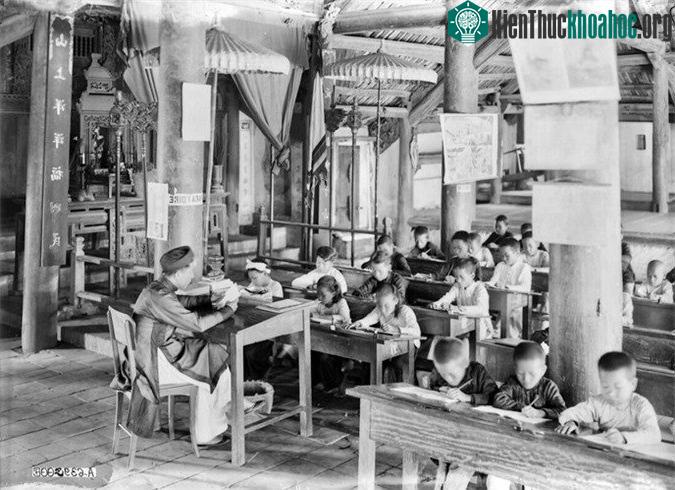 Giờ học chính tả ở trường Tiểu học Dương Xá. Ngôi trường này cũng đặt trong một ngôi đình.