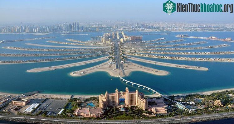 Palm Jumeirah giờ đã kín đặc biệt thự và khách sạn, nối với đất liền bằng đường hầm dưới biển 6 làn.