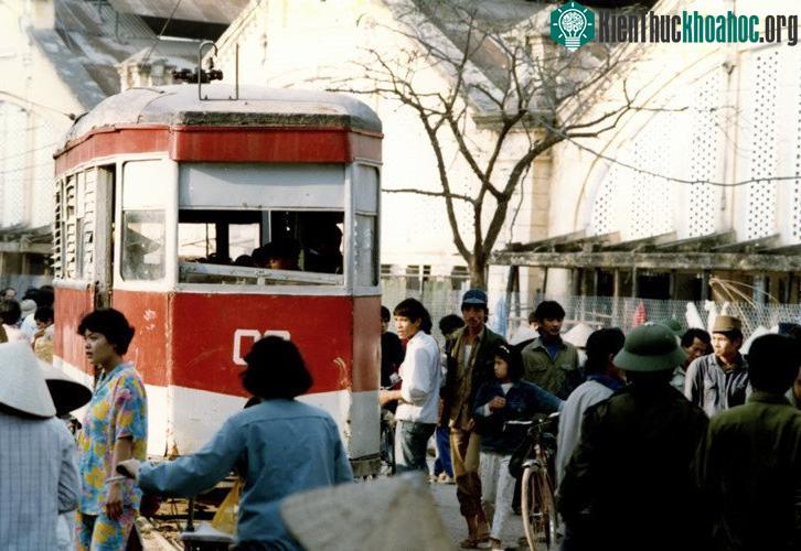 Tàu điện chạy qua chợ Đồng Xuân, thập niên 1980.