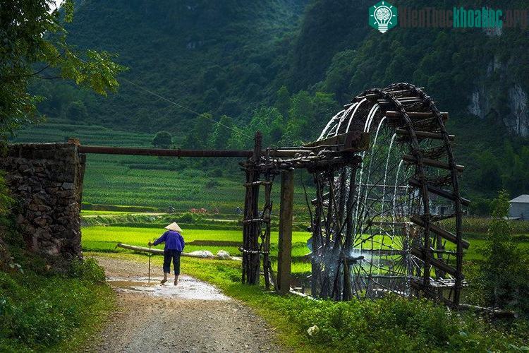 Bóng mẹ già liêu xiêu bên cọn nước trên con đường vào làng Pác Thay - Ngọc Khê - Trùng Khánh.