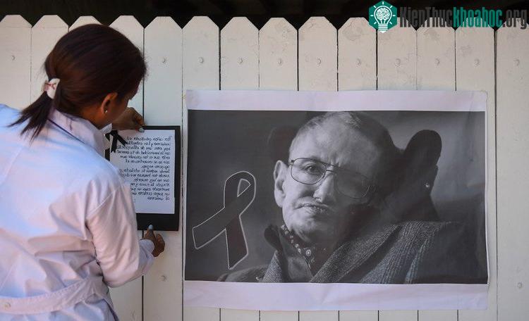 Hawking sinh ngày 8/1/1942, là nhà vật lý người Anh có đóng góp lớn cho khoa học.