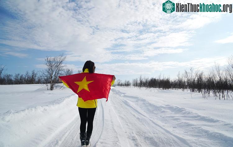 Có dịp đến đây, bạn đừng quên mang theo lá cờ tổ quốc bởi vị trí của làng cũng là nơi giáp ranh với cực Bắc của trái đất.