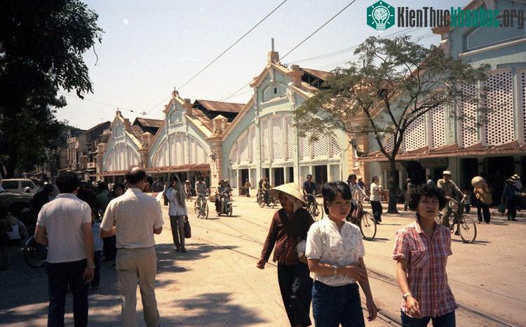 Chợ Đồng Xuân khoảng cuối thập niên 1980, khi vẫn còn 5 dãy.