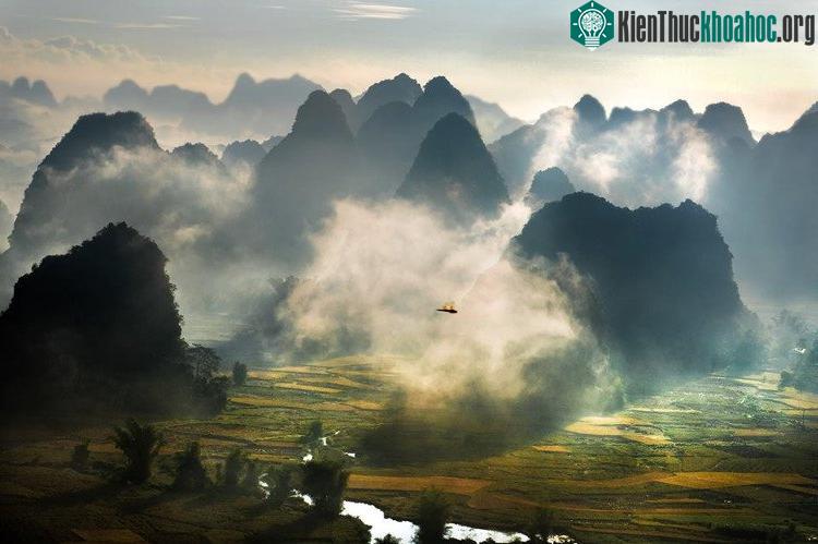 Núi non trùng điệp, lãng đãng trong màn sương mờ kỳ ảo.