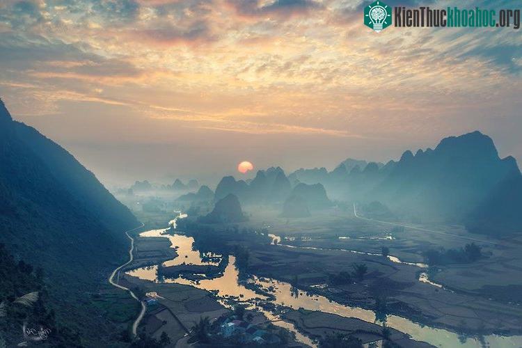 Hãy thức dậy thật sớm để đón ánh bình minh và ngắm nhìn bức tranh sơn thủy dần hiện lên.
