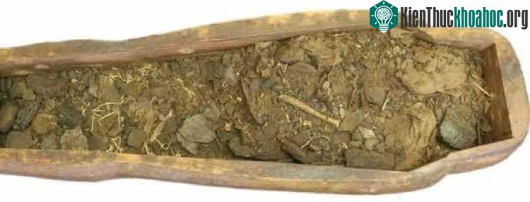 Khi mở ra, bên trong quan tài trông như chỉ toàn đất đá, bụi bẩn và những mảnh vụn.