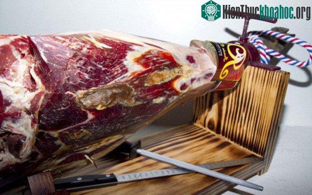 Thịt đùi lợn muối và hun khói Jamon Iberico