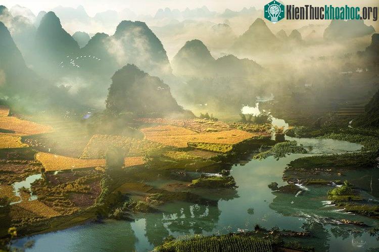 Trên đường chảy vào Việt Nam, Quây Sơn xuyên qua những dãy núi đá vôi và cánh đồng lúa