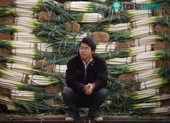 …đợi khách hàng.
