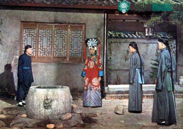 Những miệng giếng bên trong Cố Cung từng chứng kiến nhiều cái chết của các cung nữ, thái giám, phi tần. Đệ nhất ái phi của Hoàng đế Quang Tự là Trân Phi cũng đã từng bị Từ Hy ám hại bằng cách đẩy x...