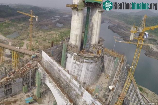 Những hình ảnh chụp tại công trường xây dựng cho thấy 2 cột bê tông khổng lồ đã được hoàn thành