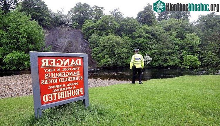 Có rất nhiều biển cảnh báo nguy hiểm được cắm dọc con suối Strid.