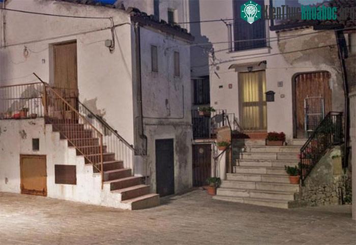 Ngày nay, Coloraro là nơi hút khách du lịch ở Italy. (Ảnh: BBC).