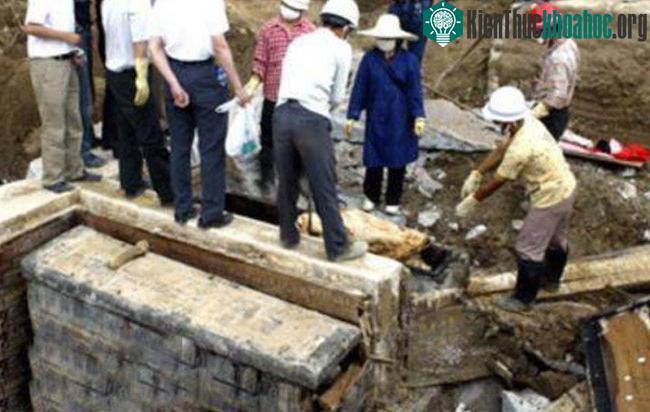 Các nhà khoa học tiến hành khai quật hai ngôi mộ - (Ảnh: Ảnh: Fun Story).