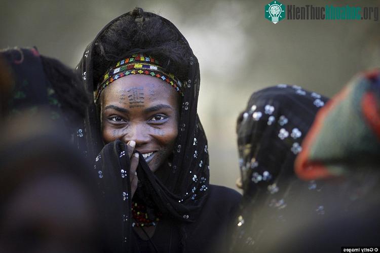 Phụ nữ ở bộ lạc Wodaabe đứng xem điệu nhảy Yaake.
