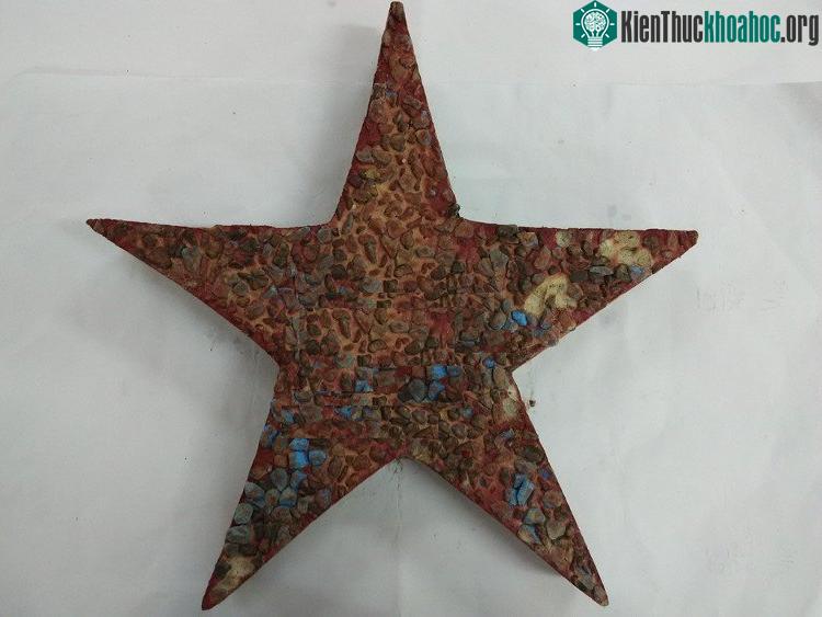 Trong tương lai, nhóm nghiên cứu sẽ đa dạng hoá sản phẩm đóng rắn tái chế tái sử dụng bột nhựa thải này. (Ảnh: Thanh Diễm).