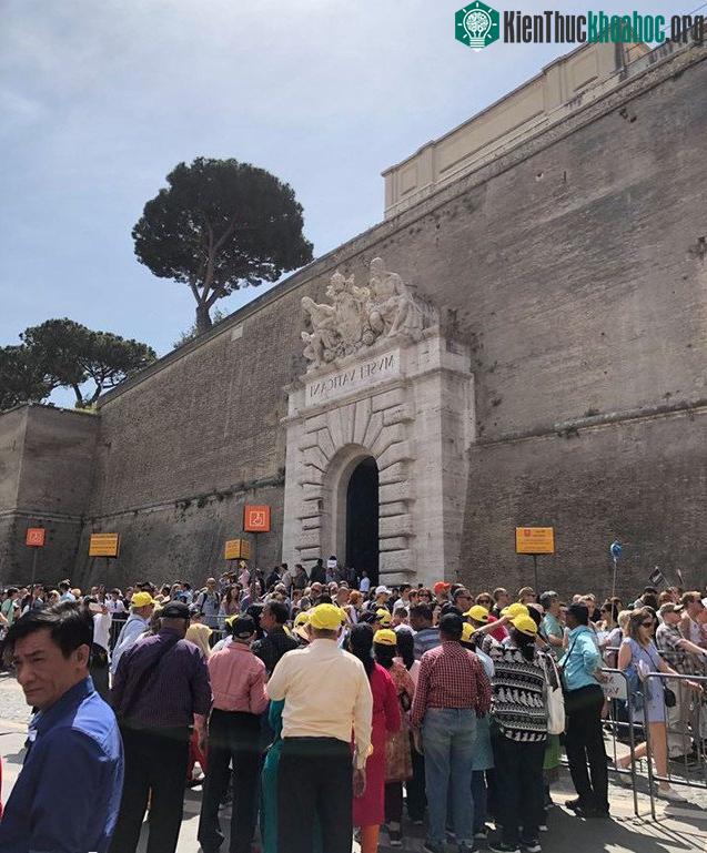 Du khách xếp hàng dài chờ vào thăm Bảo tàng Vatican.