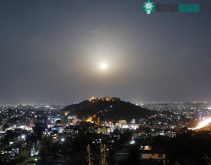 Trăng xanh hiện ra phía sau ngôi đền Swayambhunath Stupa ở Kathmandu, Nepal