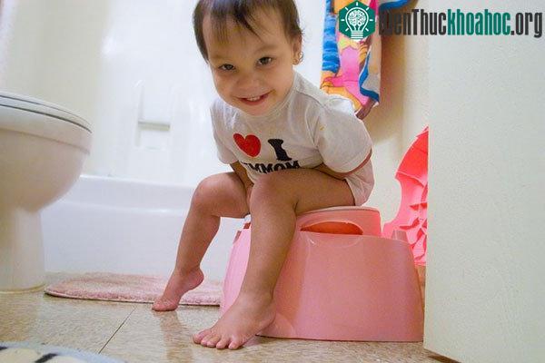 Cha mẹ Việt Nam tập luyện cho con đi vệ sinh