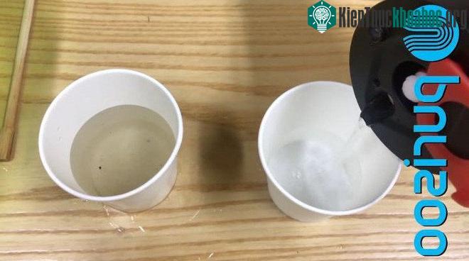 Nước sạch tạo ra từ Purisoo (bên trái).