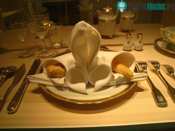Cách gấp khăn chuẩn hoàng gia