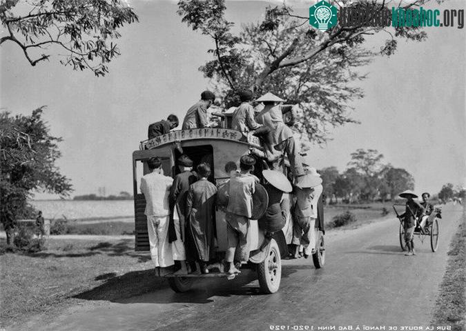 Xe khách chật cứng trên đường Hà Nội - Bắc Ninh, thập niên 1920