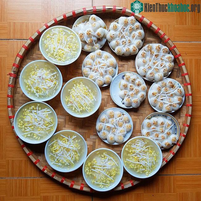 Bánh trôi, bánh chay tượng trưng cho món ăn nguội để thờ cúng gia tiên, đất trời.