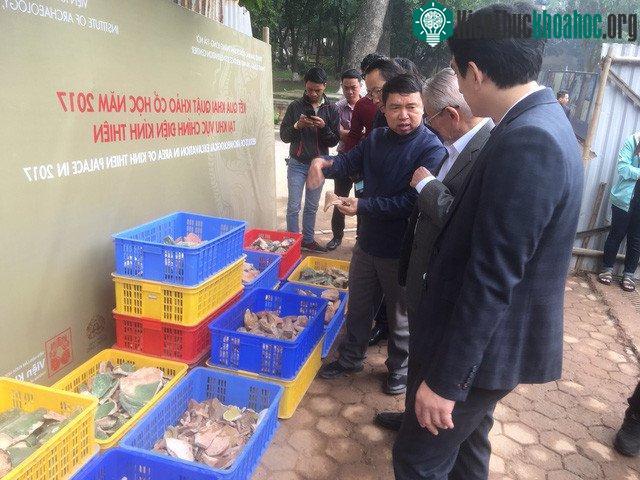 PGS Tống Trung Tín giới thiệu về các di vật tìm thấy ở hố khai quật. (Ảnh: Tùng Long).