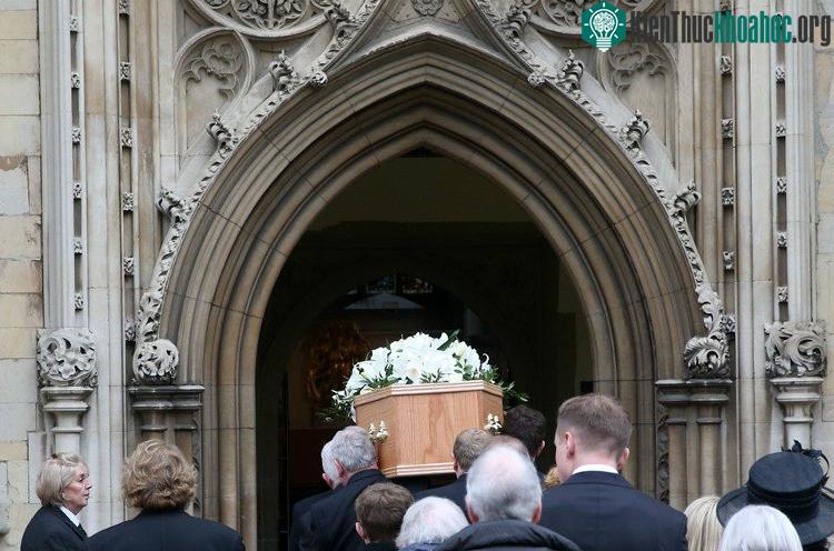 Đưa quan tài của Stephen Hawking vào thánh đường