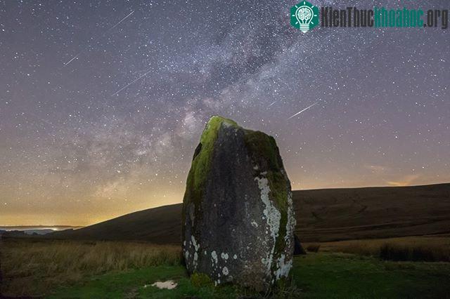 Một bức ảnh chụp dải Ngân Hà và mưa sao băng Lyrid ở Vườn quốc gia Brecon Beacons xứ Wales.