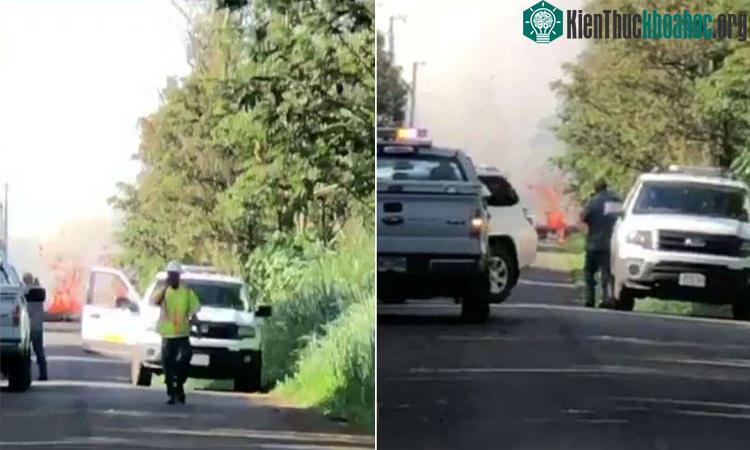 Dung nham đỏ rực phun lên ở một con đường tại Hawaii.