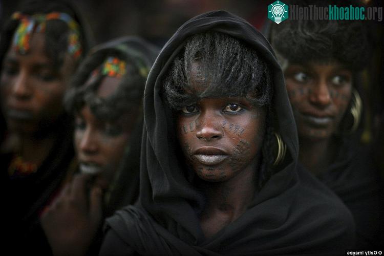 Các cô gái chưa lập gia đình ở Wodaabe được phép quan hệ tình dục bất cứ khi nào và với bất cứ ai họ muốn.