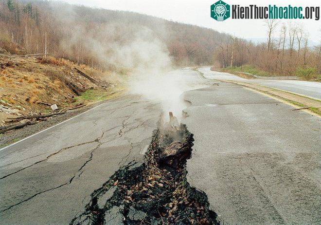 Khí độc phun lên từ đám cháy ở thị trấn Centralia.