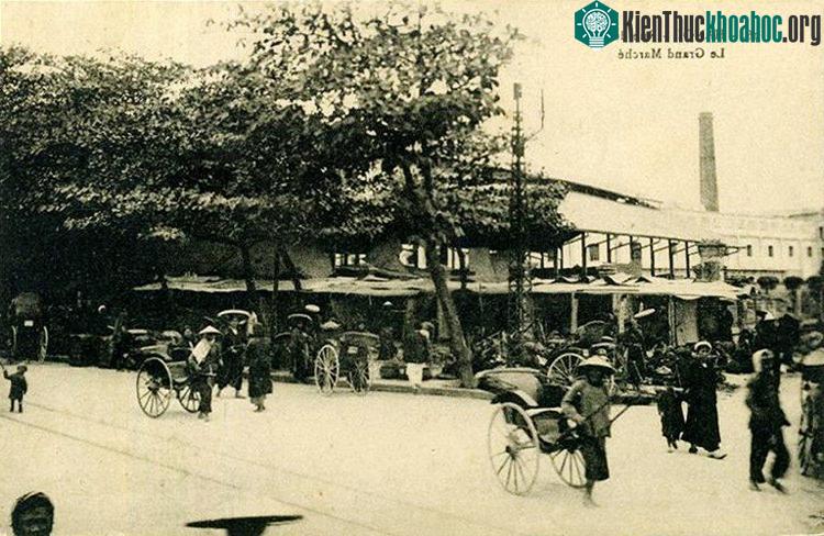 Đường xe điện chạy qua mặt trước chợ, nhìn từ đầu phố Hàng Khoai.