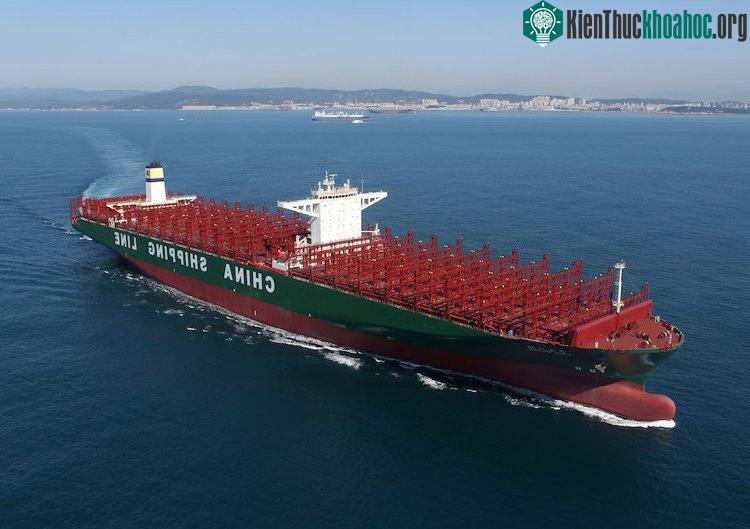 CSCL Globe dài 400m, nặng 187,541 tấn.