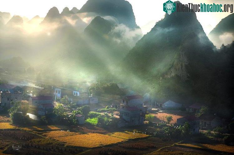 Dưới chân núi, những thung lũng vàng rực lúa chín xen lẫn màu xanh nâu của vườn cây hạt dẻ đang mùa thu hoạch