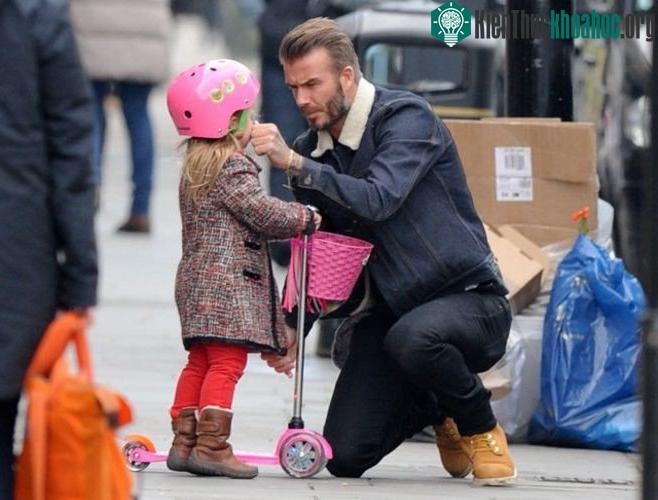...và nếu David Beckham là một ông bố Châu Á, có lẽ anh ấy đã ngồi xổm.