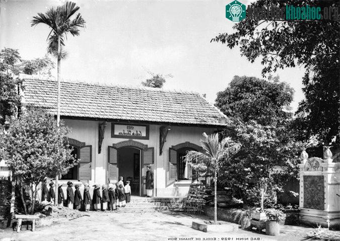 Học sinh xếp hàng vào lớp ở trường làng Thanh Sơn, Bắc Ninh thập niên 1920