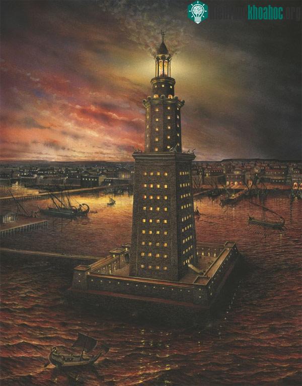 Trên đỉnh ngọn hải đăng Alexandria là một pho tượng thần Poseidon nổi tiếng trong thần thoại Hy Lạp làm từ đồng và tay cầm đinh ba cao 7m