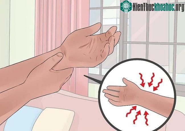 Mức độ và kiểu đau do gãy xương cổ tay cũng tùy thuộc vào độ nặng nhẹ của chấn thương
