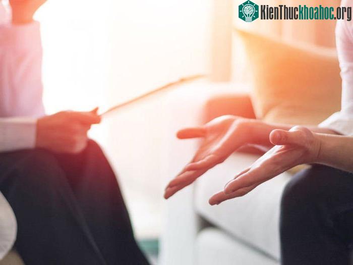 Tư thế rộng mở, thoải mái thường để lại ấn tượng ngay với người khác - (Ảnh: Getty Images)