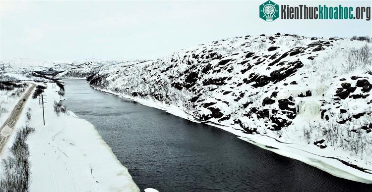 Những ngày cuối tháng 4 băng đã tan trên dòng sông cùng tên ngôi làng, 2 bên đường tuyết vẫn phủ trắng xóa.