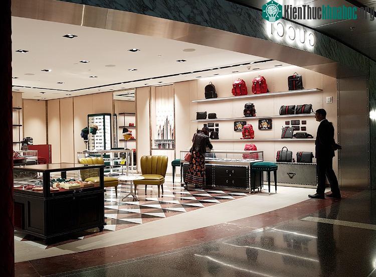 Sân bay có vô số cửa hàng của thương hiệu cao cấp lớn như Gucci, Burberry, Swarovski và Coach.