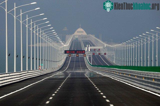Những cung đường dốc trải dài trên biển.